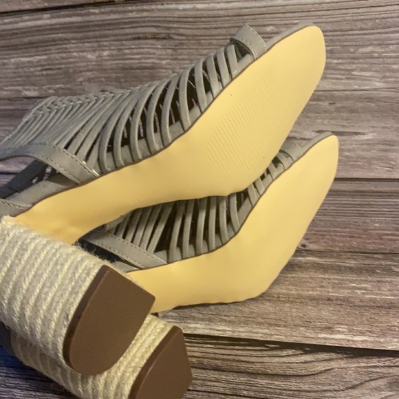 JustFab Chunky Heel Strappy Shoes size 9 - Picture 6 of 6